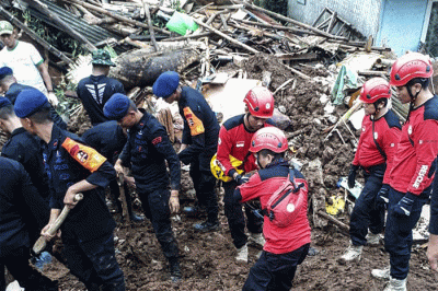 Tim Reaksi Cepat (TRC) Semen Padang (SIG Group) bersama Kepolisian dan TNI melakukan pencarian korban gempa bumi di Kabupaten Cianjur, Jawa Barat.