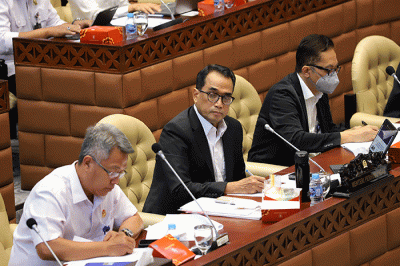Menteri Perhubungan Budi Karya Sumadi (tengah) saat mengikuti Rapat Kerja (Raker) dengan Komisi V DPR RI di Kompleks Parlemen, Jakarta.