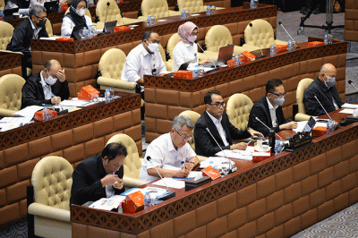 Menteri Perhubungan Budi Karya Sumadi (tengah) saat mengikuti Rapat Kerja (Raker) dengan Komisi V DPR RI di Kompleks Parlemen, Jakarta.