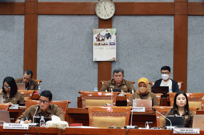 Menparekraf Sandiaga Uno (kiri) didampingi Wamenparekraf Angela Tanoesoedibjo (kanan) mengikuti Rapat Kerja dengan Komisi X DPR.