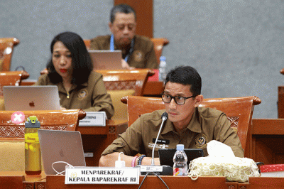 Menparekraf Sandiaga Uno (kiri) didampingi Wamenparekraf Angela Tanoesoedibjo (kanan) mengikuti Rapat Kerja dengan Komisi X DPR.