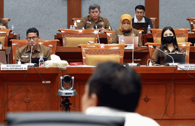 Menparekraf Sandiaga Uno (kiri) didampingi Wamenparekraf Angela Tanoesoedibjo (kanan) mengikuti Rapat Kerja dengan Komisi X DPR.