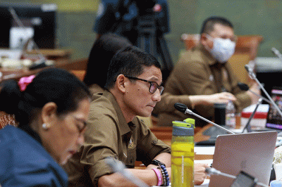 Menparekraf Sandiaga Uno (kiri) didampingi Wamenparekraf Angela Tanoesoedibjo (kanan) mengikuti Rapat Kerja dengan Komisi X DPR.