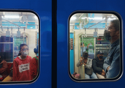 Suasana penumpang pengguna jasa transportasi kerata api di Stasiun Gambir, Jakarta, Jumat (25/11/2022).