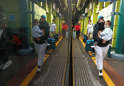 Suasana penumpang pengguna jasa transportasi kerata api di Stasiun Gambir, Jakarta, Jumat (25/11/2022).