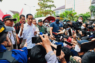 Presiden Joko Widodo mengunjungi Rumah Sakit Umum Daerah (RSUD) Sayang Cianjur, di Kabupaten Cianjur, Jawa Barat, Kamis (24/11/2022).