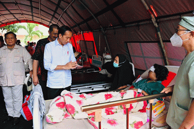 Presiden Joko Widodo mengunjungi Rumah Sakit Umum Daerah (RSUD) Sayang Cianjur, di Kabupaten Cianjur, Jawa Barat, Kamis (24/11/2022).