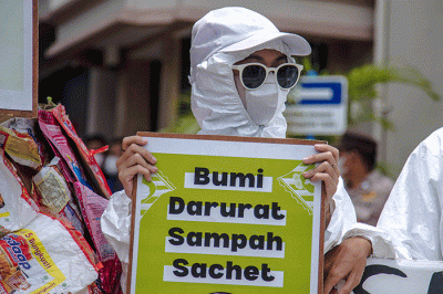 Mereka meminta perusahaan penghasil sampah sachet agar bertanggung jawab atas sampah sachet yang tercecer di lingkungan perairan Indonesia.