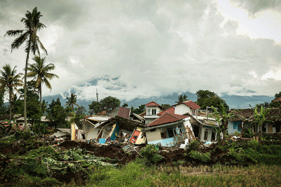 Kondisi rumah warga yang rusak parah akibat gempa di Desa Sarampad, Kecamatan Cugenang, Kabupaten Cianjur, Jawa Barat, Kamis (24/11/2022).