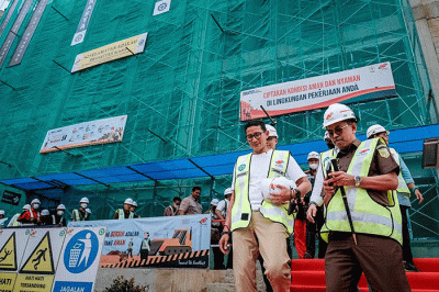 Menparekraf Sandiaga Uno saat acara Topping Off Gedung Kuliah Praktik Terpadu Jurusan Hospitality Kampus Poltekpar NHI Bandung di Dayeuh Kolot.