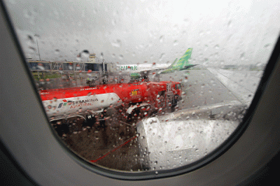 Pesawat lepas landas di Bandara Soekarno Hatta, Tangerang, Banten, Kamis (24/11/2022).