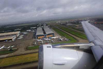 Pesawat lepas landas di Bandara Soekarno Hatta, Tangerang, Banten, Kamis (24/11/2022).
