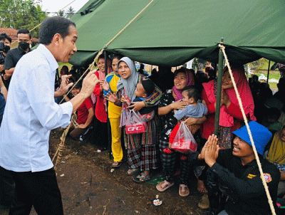 Presiden Joko Widodo kembali meninjau langsung sejumlah lokasi terdampak gempa bumi dalam kunjungannya ke Kabupaten Cianjur, Jawa Barat.