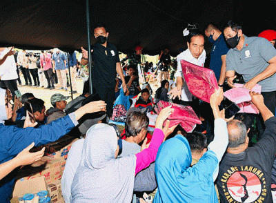 Presiden Joko Widodo kembali meninjau langsung sejumlah lokasi terdampak gempa bumi dalam kunjungannya ke Kabupaten Cianjur, Jawa Barat.