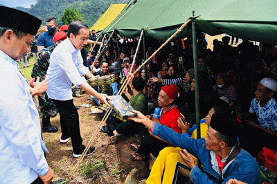 Presiden Joko Widodo kembali meninjau langsung sejumlah lokasi terdampak gempa bumi dalam kunjungannya ke Kabupaten Cianjur, Jawa Barat.