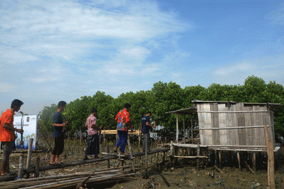 Penanaman bibit mangrove di Banjir Kanal Barat, Tambakrejo, Semarang, Jawa Tengah, Kamis (24/11/2022).