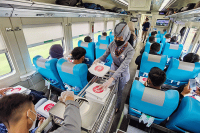Para penumpang bersiap memasuki gerbong rangkaian kereta api di Stasiun Gambir, Jakarta, Jumat (25/11/2022).
