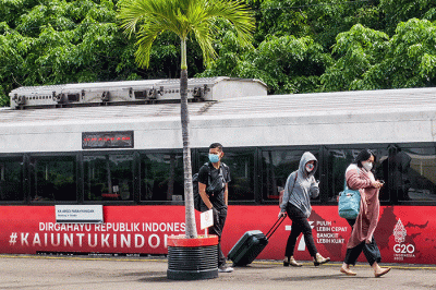 Para penumpang bersiap memasuki gerbong rangkaian kereta api di Stasiun Gambir, Jakarta, Jumat (25/11/2022).