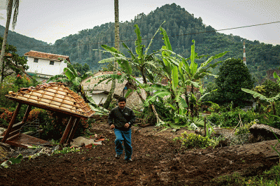 Kondisi rumah warga yang rusak parah akibat gempa di Desa Sarampad, Kecamatan Cugenang, Kabupaten Cianjur, Jawa Barat, Kamis (24/11/2022).