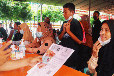 Warga Kota Palembang mencairkan bantuan pemerintah berupa Bantuan Langsung Tunai Bahan Bakar Minyak (BLT BBM) sebesar 300 ribu.
