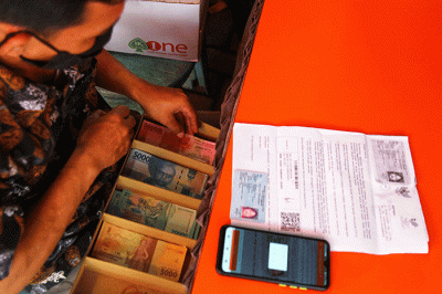 Warga Kota Palembang mencairkan bantuan pemerintah berupa Bantuan Langsung Tunai Bahan Bakar Minyak (BLT BBM) sebesar 300 ribu.