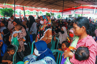 Warga Kota Palembang mencairkan bantuan pemerintah berupa Bantuan Langsung Tunai Bahan Bakar Minyak (BLT BBM) sebesar 300 ribu.