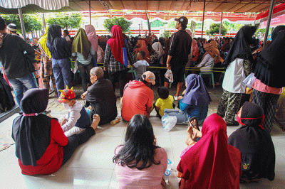 Warga Kota Palembang mencairkan bantuan pemerintah berupa Bantuan Langsung Tunai Bahan Bakar Minyak (BLT BBM) sebesar 300 ribu.