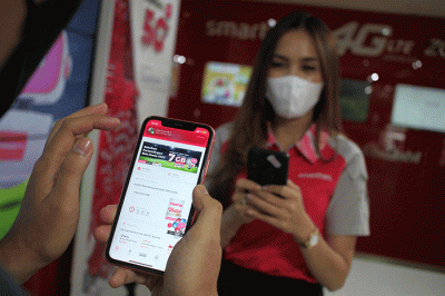 Customer service Gallery Smartfren menjelaskan aplikasi MySmartfren kepada pelanggan di Gerai Smartfren, Jakarta, Jumat (25/11/2022). 