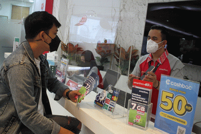 Customer service Gallery Smartfren menjelaskan aplikasi MySmartfren kepada pelanggan di Gerai Smartfren, Jakarta, Jumat (25/11/2022). 
