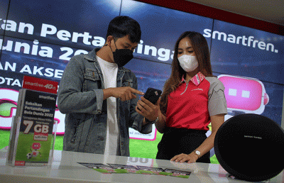 Customer service Gallery Smartfren menjelaskan aplikasi MySmartfren kepada pelanggan di Gerai Smartfren, Jakarta, Jumat (25/11/2022). 