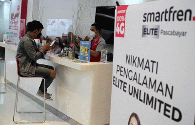 Customer service Gallery Smartfren menjelaskan aplikasi MySmartfren kepada pelanggan di Gerai Smartfren, Jakarta, Jumat (25/11/2022). 