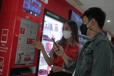 Customer service Gallery Smartfren menjelaskan aplikasi MySmartfren kepada pelanggan di Gerai Smartfren, Jakarta, Jumat (25/11/2022). 