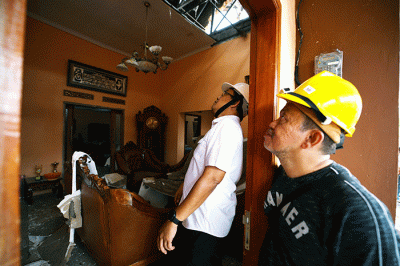 Penyerahan bantuan kepada korban bencana gempa Cianjur di Posko Satgas BUMN Jawa Barat, Cianjur, Sabtu (26/11/2022).