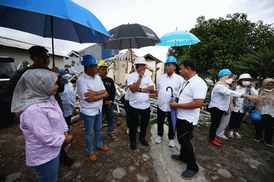 Penyerahan bantuan kepada korban bencana gempa Cianjur di Posko Satgas BUMN Jawa Barat, Cianjur, Sabtu (26/11/2022).
