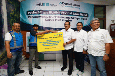 Penyerahan bantuan kepada korban bencana gempa Cianjur di Posko Satgas BUMN Jawa Barat, Cianjur, Sabtu (26/11/2022).
