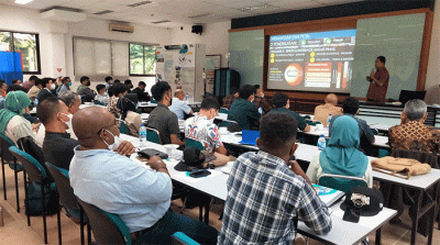 Rio Deswandi dari National Advisor United Nation Industry Development (UNIDO) memberikan paparan kepada jajaran Pertamina Hulu Energi.