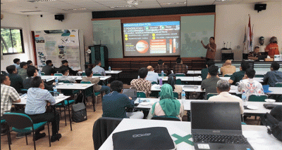 Rio Deswandi dari National Advisor United Nation Industry Development (UNIDO) memberikan paparan kepada jajaran Pertamina Hulu Energi.