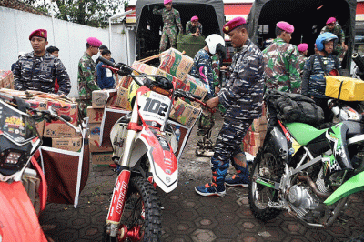 TNI Angkatan Laut (TNI AL) terus melaksanakan pendistribusian logistik makanan maupun obat-obatan ke titik-titik lokasi yang masih sulit dijangkau.