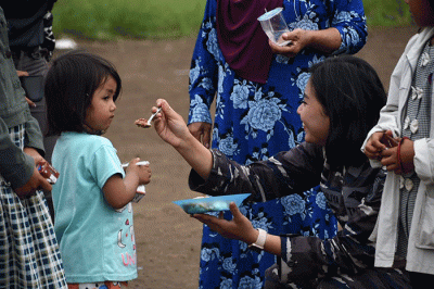 TNI Angkatan Laut (TNI AL) terus melaksanakan pendistribusian logistik makanan maupun obat-obatan ke titik-titik lokasi yang masih sulit dijangkau.