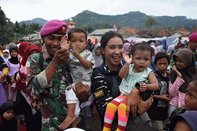 TNI Angkatan Laut (TNI AL) terus melaksanakan pendistribusian logistik makanan maupun obat-obatan ke titik-titik lokasi yang masih sulit dijangkau.