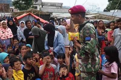 TNI Angkatan Laut (TNI AL) terus melaksanakan pendistribusian logistik makanan maupun obat-obatan ke titik-titik lokasi yang masih sulit dijangkau.