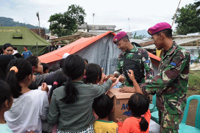 TNI Angkatan Laut (TNI AL) terus melaksanakan pendistribusian logistik makanan maupun obat-obatan ke titik-titik lokasi yang masih sulit dijangkau.