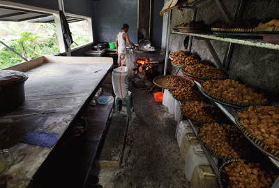 Pekerja menyelesaikan pembuatan getuk goreng di pusat oleh-oleh Kresna di Jalan Raya Baturraden, Purwokerto, Jawa Tengah, Sabtu (26/11/2022).