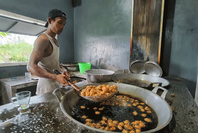 Pekerja menyelesaikan pembuatan getuk goreng di pusat oleh-oleh Kresna di Jalan Raya Baturraden, Purwokerto, Jawa Tengah, Sabtu (26/11/2022).