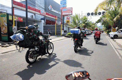 Kepala BNPB Letjen TNI Suharyanto menggunakan sepeda motor menuju Desa Cibodas, Kecamatan Pacet, Kabupaten Cianjur, Jawa Barat, Minggu (27/11/2022).