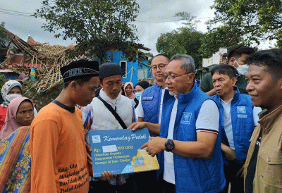 Menteri Perdagangan Zulkifli Hasan menyambangi dan menemui pengungsi gempa bumi Cianjur, Jawa Barat, Minggu (27/11/2022).