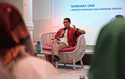 Menparekraf Sandiaga saat menghadiri kegiatan “Bacarita Santai dengan Pelaku UMKM Kota Ternate” di Hotel Bukit Pelangi, Ternate, Maluku Utara.