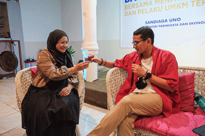 Menparekraf Sandiaga saat menghadiri kegiatan “Bacarita Santai dengan Pelaku UMKM Kota Ternate” di Hotel Bukit Pelangi, Ternate, Maluku Utara.