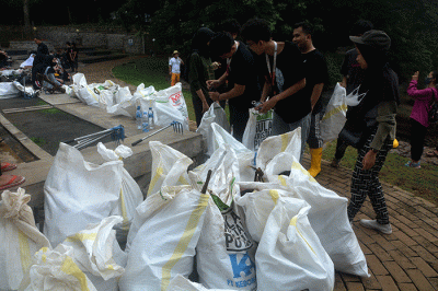 Puluhan mahasiswa Teknik Planologi Universitas Diponegoro dan alumni memunguti sampah di area jogging track di kompleks Kampus Undip Tembalang.