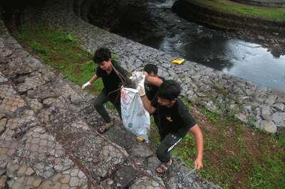 Puluhan mahasiswa Teknik Planologi Universitas Diponegoro dan alumni memunguti sampah di area jogging track di kompleks Kampus Undip Tembalang.
